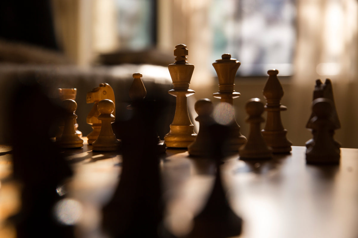 Pièces d'échecs en position de départ sur un échiquier en bois