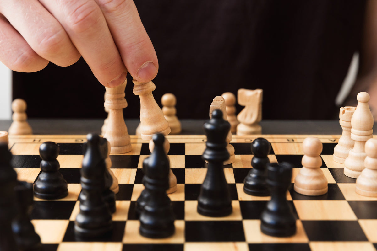 Gros plan sur une partie d'échecs